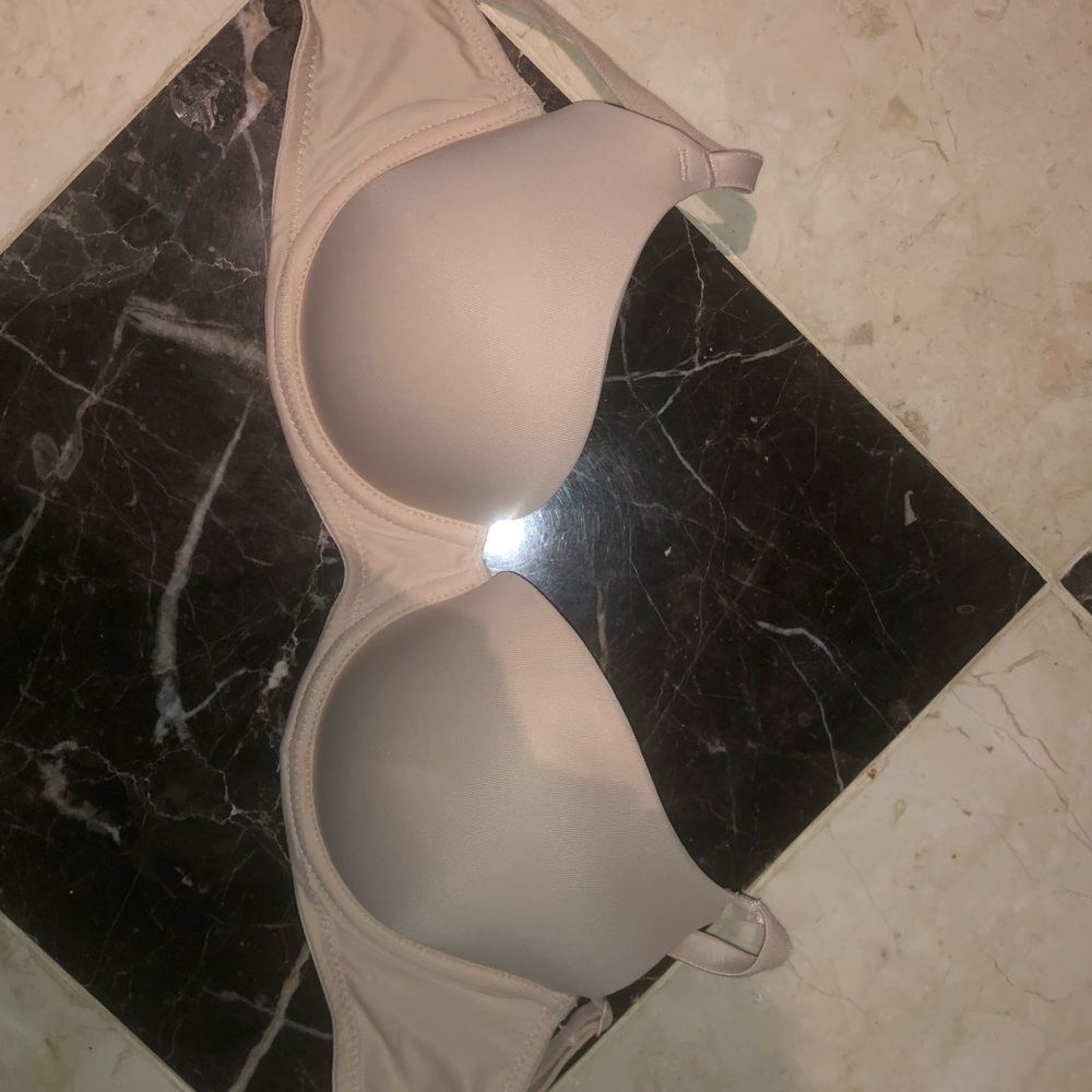 Victoria’s Secret pink bra 32C
